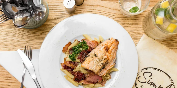  Prosciutto cestoviny so sušenými paradajkami s kuracím steakom alebo lososom (možnosť výberu) 