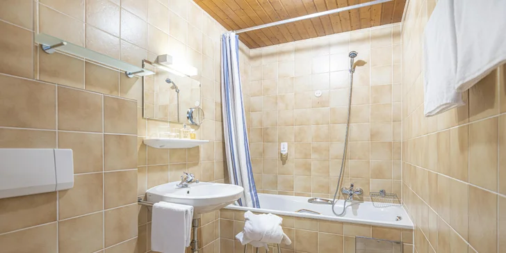 V kúpeľni si môžete po dlhom dni napustiť vaňu alebo sa osprchovať, WC je samozrejmosťou.