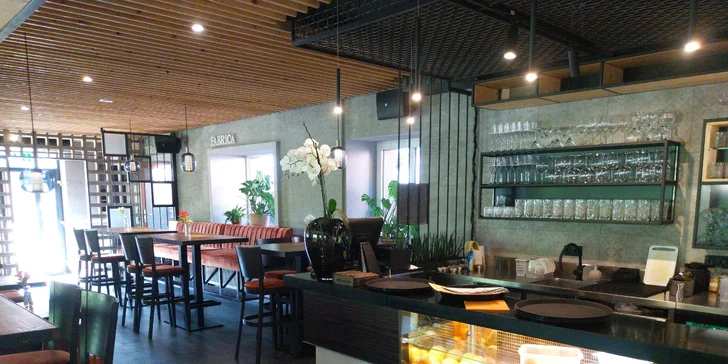 Snídani si hosté hotelu i hostelu vychutnají ve stylové restauraci Fabrica sídlící ve stejné budově. 