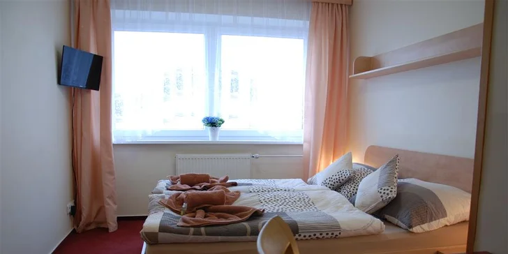 Pokoje s vlastní koupelnou jsou příjemně zařízené, najdete v nich komfortní zázemí pro plánování dalších výletů.