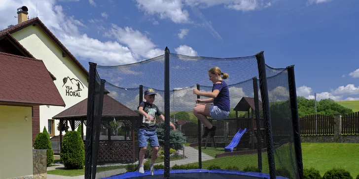 Pre deti je k dispozícií detské ihrisko s trampolínou.