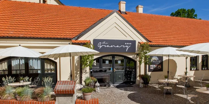 4* hotel v zámeckém areálu za Prahou: luxusní romantické pokoje a snídaně
