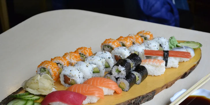 Báječná pestrost sushi: čerstvé sety s rybami, sýrem Phidalelphia i sépií