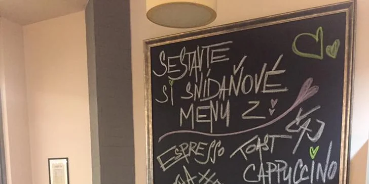 Doplňte energii v Cafe In: káva či čaj a jablečný závin pro 1 či 2