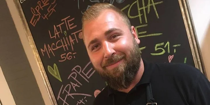 Doplňte energii v Cafe In: káva či čaj a jablečný závin pro 1 či 2