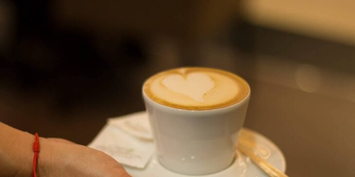 Doplňte energii v Cafe In: káva či čaj a jablečný závin pro 1 či 2