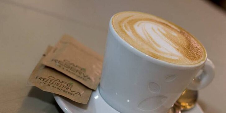 Doplňte energii v Cafe In: káva či čaj a jablečný závin pro 1 či 2