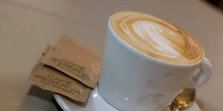 Doplňte energii v Cafe In: káva či čaj a jablečný závin pro 1 či 2