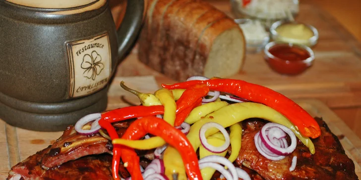 1 kg žebírek v BBQ marinádě s domácí čalamádou i rozpečeným chlebem