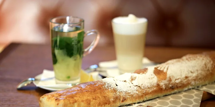 Dobroty na Kampě: půlmetrový štrúdl a káva, čaj nebo limonáda pro 2 osoby