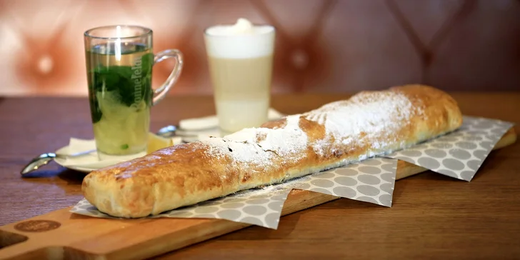 Dobroty na Kampě: půlmetrový štrúdl a káva, čaj nebo limonáda pro 2 osoby