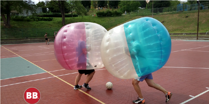 Sport a sranda: "fotbalový" Bubbleball v tělocvičně i s rozhodčím pro 6–8 os.