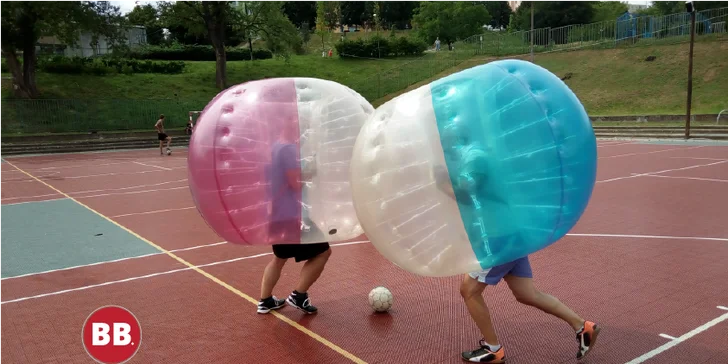 Sport a sranda: "fotbalový" Bubbleball v tělocvičně i s rozhodčím pro 6 osob