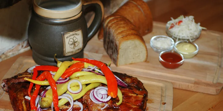 1 kg žebírek v BBQ marinádě s domácí čalamádou i rozpečeným chlebem