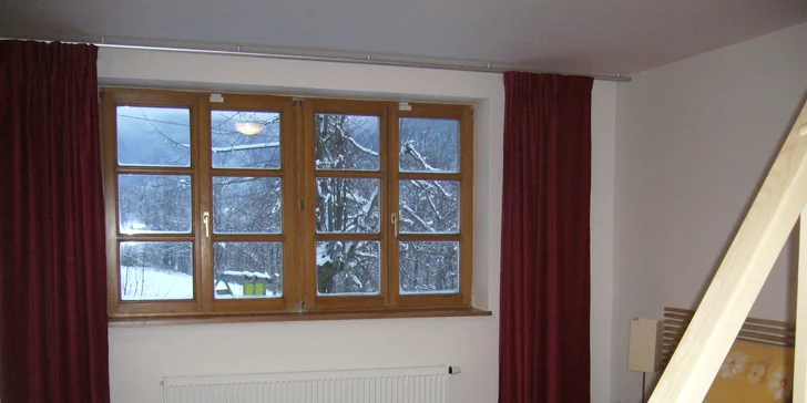 První varianta nabídne manželskou postel v obytném podkroví, které je přístupné po schodech z obývacího pokoje. 