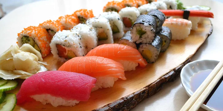 Báječná pestrost sushi: čerstvé sety s rybami, sýrem Phidalelphia i sépií