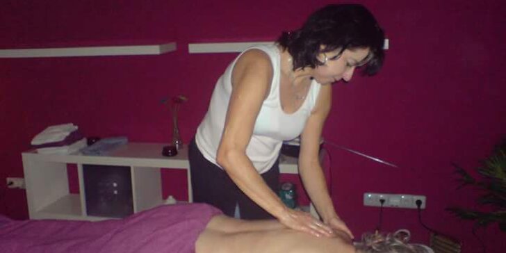 Klasická masáž zad a šíje či lymfatická masáž nohou s uvolněním mízních uzlin
