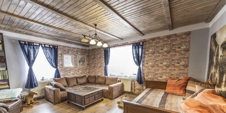 Romantický apartmán má 2 manželské ložnice, obývací pokoj s 2 lůžky a kuchyňku.