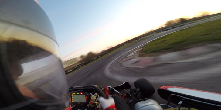 Adrenalin jako v F1: jízda v profesionální motokáře na závodním okruhu