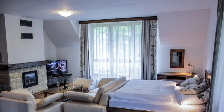 Apartmán je moderne zariadený s obývacou miestnosťou a s krbom. Je tiež vybavený kuchynským kútom so základným vybavením, LED TV a sprchovým kútom alebo vírivou vaňou. 
