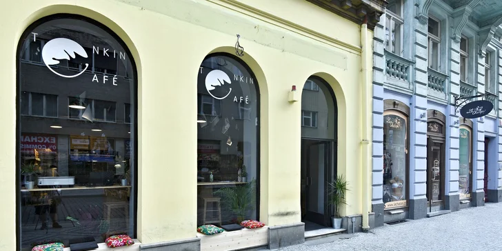 Kavárnu najdete mezi Václavským náměstím a Hlavním nádražím. 