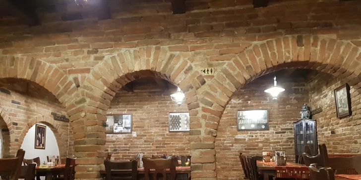 Silvestr na jižní Moravě: party ve sklípku, raut, víno, muzika i ohňostroj