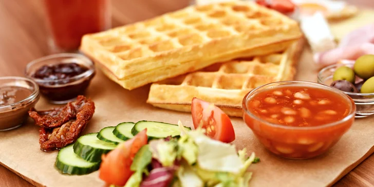 Vaflový brunch na Vinohradech: výběr ze 3 verzí s kávou a domácí limčou