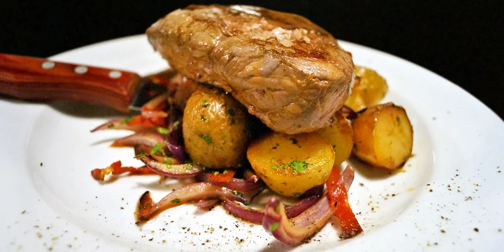 Dva hovězí steaky s přílohou: rump steak v celku a filírovaný flank steak