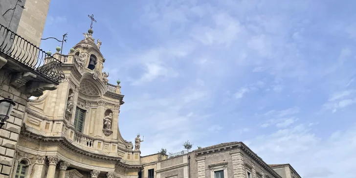 
V cene máte spiatočné letenky, štýlové ubytovanie v centre Catánie, zapožičané auto a detailne pripravený itinerár.