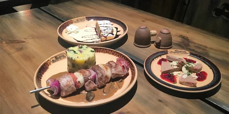 Zvěřinová hostina ve vyhlášené restauraci U Sádlů: kančí špíz i paštika