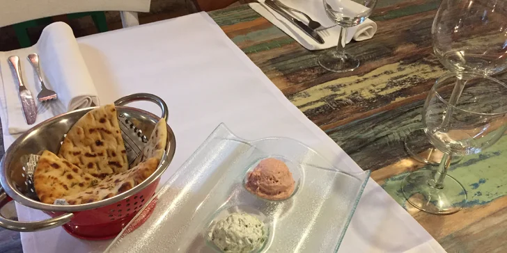 4chodové řecké menu pro 2 osoby: kalamáry, jehněčí kebab i panna cotta