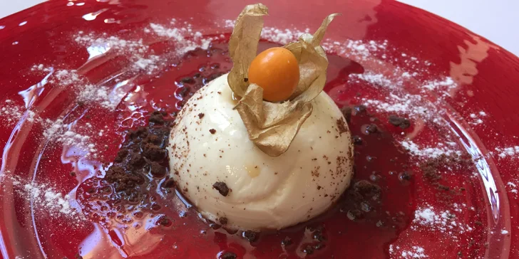 4chodové řecké menu pro 2 osoby: kalamáry, jehněčí kebab i panna cotta