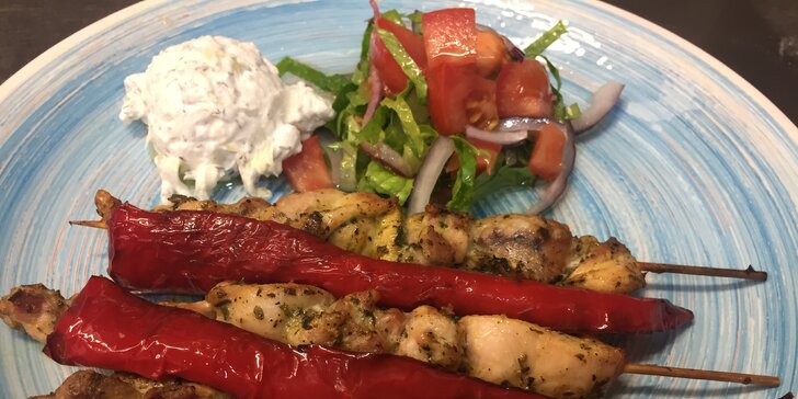4chodové řecké menu pro 2 osoby: kalamáry, jehněčí kebab i panna cotta