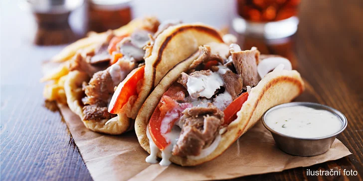 Tradiční gyros v pita chlebu nebo tortille s nápojem v restauraci Riva