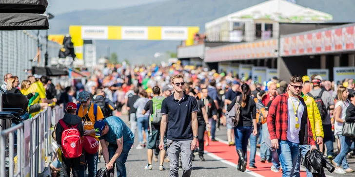 Pro milovníky rychlé jízdy: vstup na mezinárodní závody supersportů v Mostě