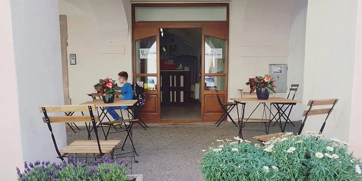 Sestavte si vlastní vafli s pořádnou porcí šlehačky, ovoce a dalších dobrot