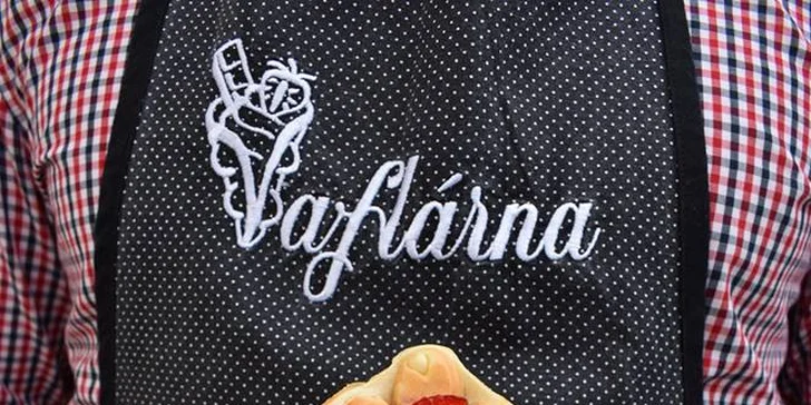 Sestavte si vlastní vafli s pořádnou porcí šlehačky, ovoce a dalších dobrot