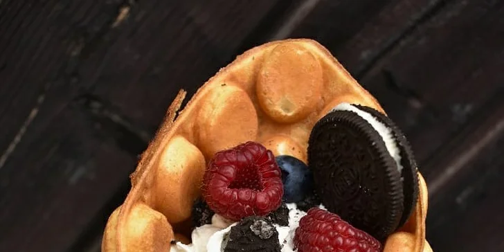Sestavte si vlastní vafli s pořádnou porcí šlehačky, ovoce a dalších dobrot