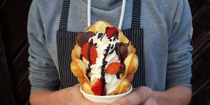 Sestavte si vlastní vafli s pořádnou porcí šlehačky, ovoce a dalších dobrot