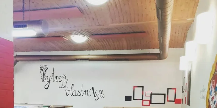 Sestavte si vlastní vafli s pořádnou porcí šlehačky, ovoce a dalších dobrot