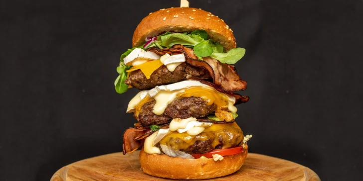 V nabídce je i mega burger s 390 gramy masa. 