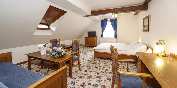Ubytujete se ve dvoulůžkovém pokoji Standard či Deluxe nebo Královském apartmá.  (pokoj Deluxe)