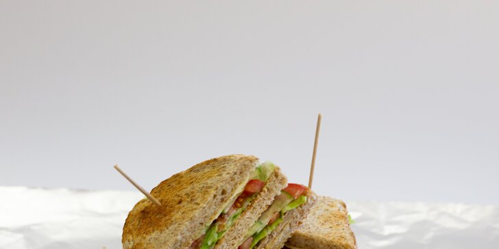 Sandwich s lososem nebo sardinkami, polévka miso nebo tom yum a wakame