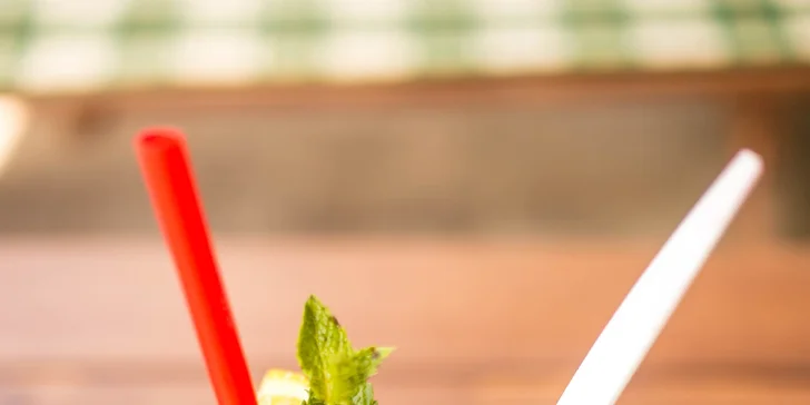Naducaný burger s hovězím masem, domácí cibulové kroužky a limonáda
