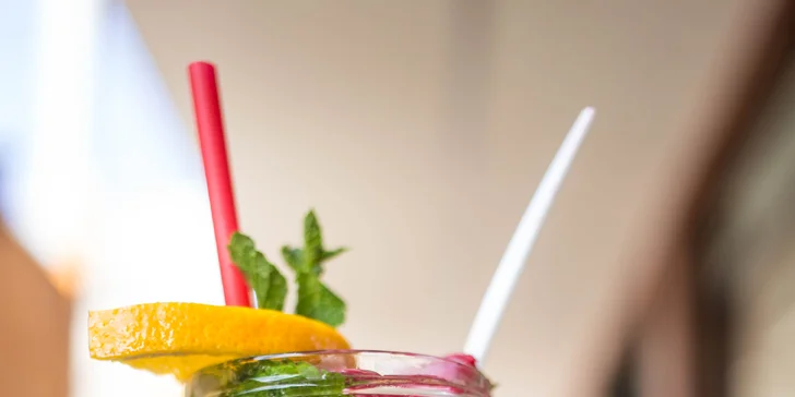 Naducaný burger s hovězím masem, domácí cibulové kroužky a limonáda