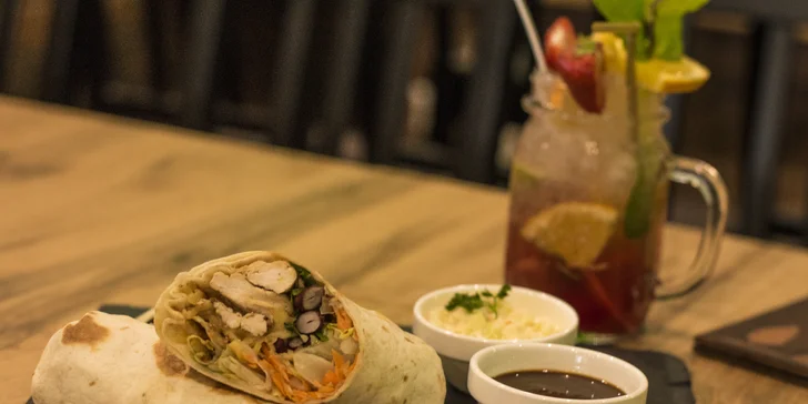 Burrito s kuřecím masem, domácí cibulové kroužky i domácí limonáda