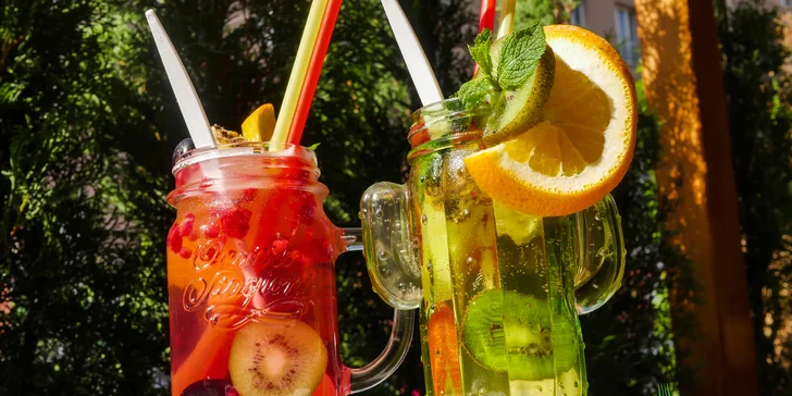 Burrito s kuřecím masem, domácí cibulové kroužky i domácí limonáda