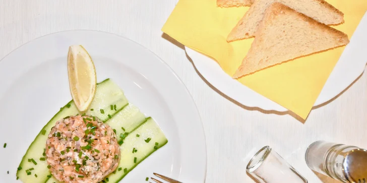 Degustační menu pro dva: lososový tatarák, candát nebo grilovaná kotleta