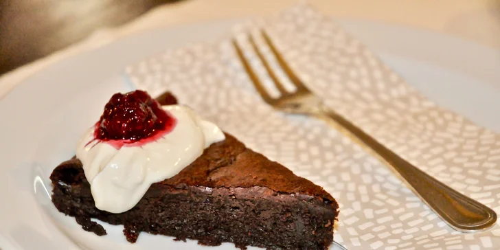 Degustační menu pro dva: lososový tatarák, candát nebo grilovaná kotleta