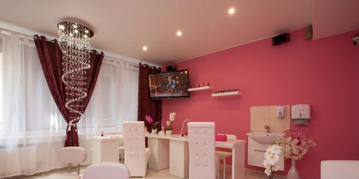 Manikúra či pedikúra s lakováním a aroma lázní ve VIP relax zóně